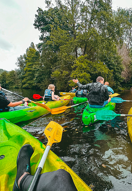 Adolescents faisant du kayak lors d’une activité d’animation au centre de loisirs, entourés de moniteurs. Le centre propose des sorties, parcs d’attractions, jeux collectifs, veillées, laser game, escape game, karting et activités nautiques comme le kayak.
