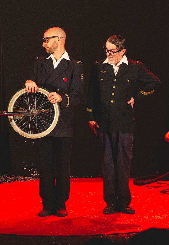 Spectacle jeune public proposé par l’association A.R.C.A.D.E., avec magie, danse, cirque et marionnettes, pour enfants et familles.