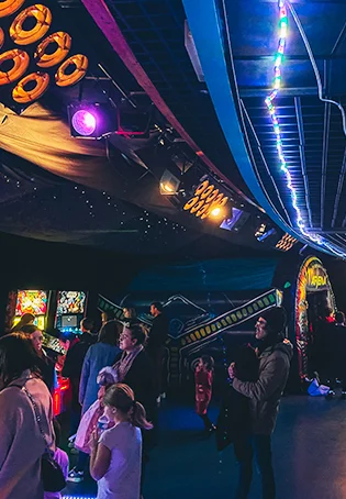 Vue d'ensemble du festival Les Ludiques à l'A.R.C.A.D.E. avec décors immersifs, espaces jeux de société et animations pour toute la famille en Normandie.