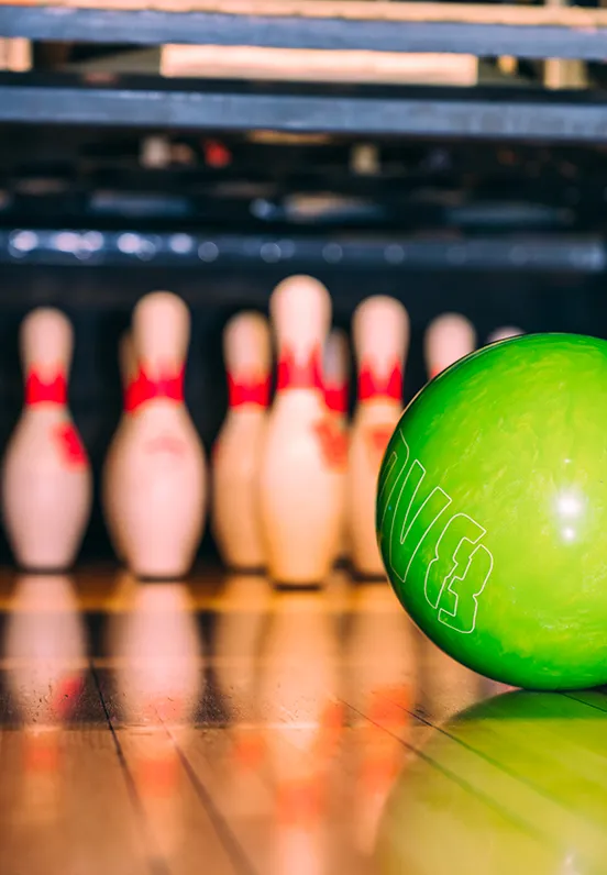 Boule de bowling au premier plan et quilles en arrière-plan au Bowling A.R.C.A.D.E. à Port-Jérôme-sur-Seine