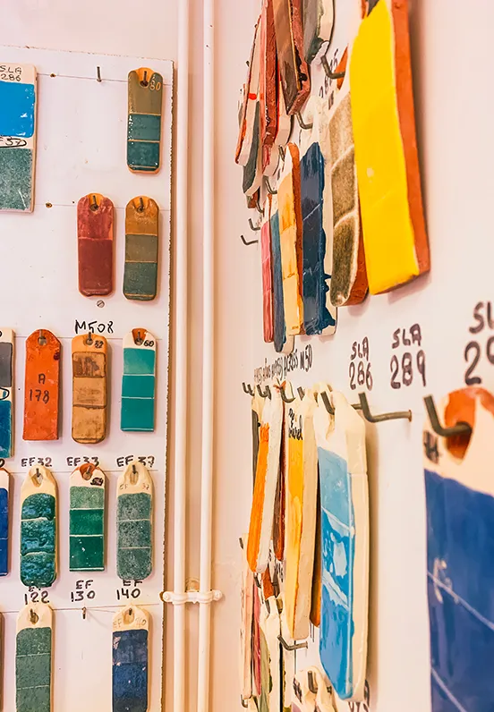 Échantillons de couleurs en céramique pour atelier modelage et loisirs créatifs chez A.R.C.A.D.E.