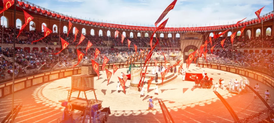 Vue d'un spectacle historique grandiose en plein air au parc du Puy du Fou, dans le cadre du séjour d'été organisé par l'A.R.C.A.D.E. pour les jeunes.