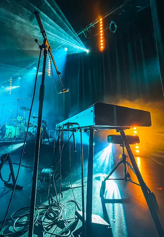 Installation scénique avec micro, clavier et batterie pour résidence musicale – A.R.C.A.D.E.